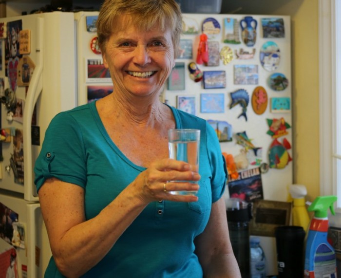 linda with water glass22